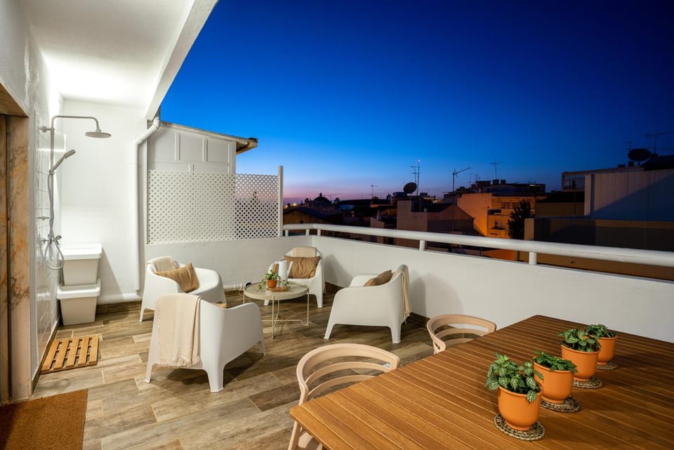 Shower, Patio, Balcony/Terrace, Seating area, Dining area