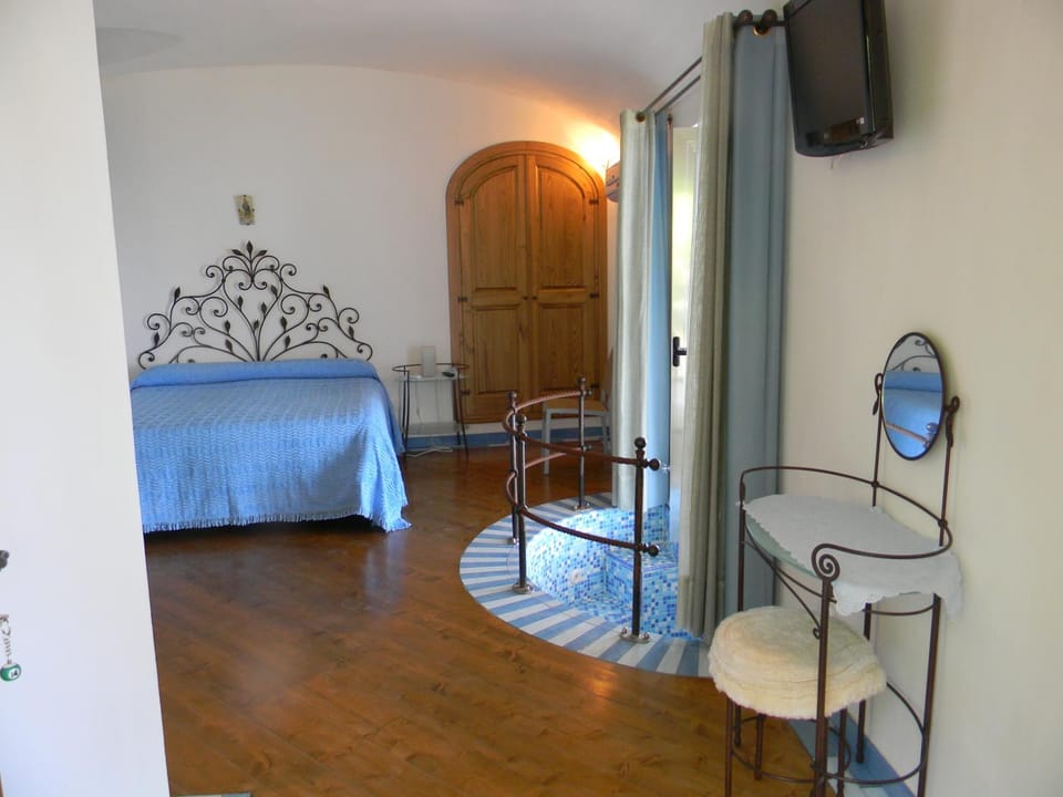 TV and multimedia, Photo of the whole room, Bedroom