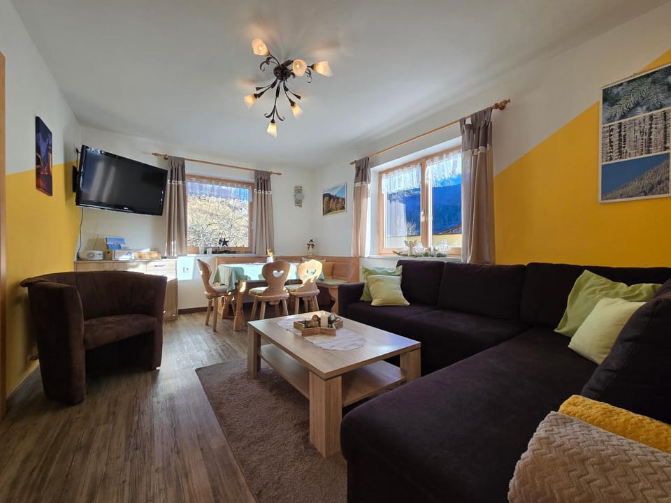 TV and multimedia, Living room, Seating area, Dining area