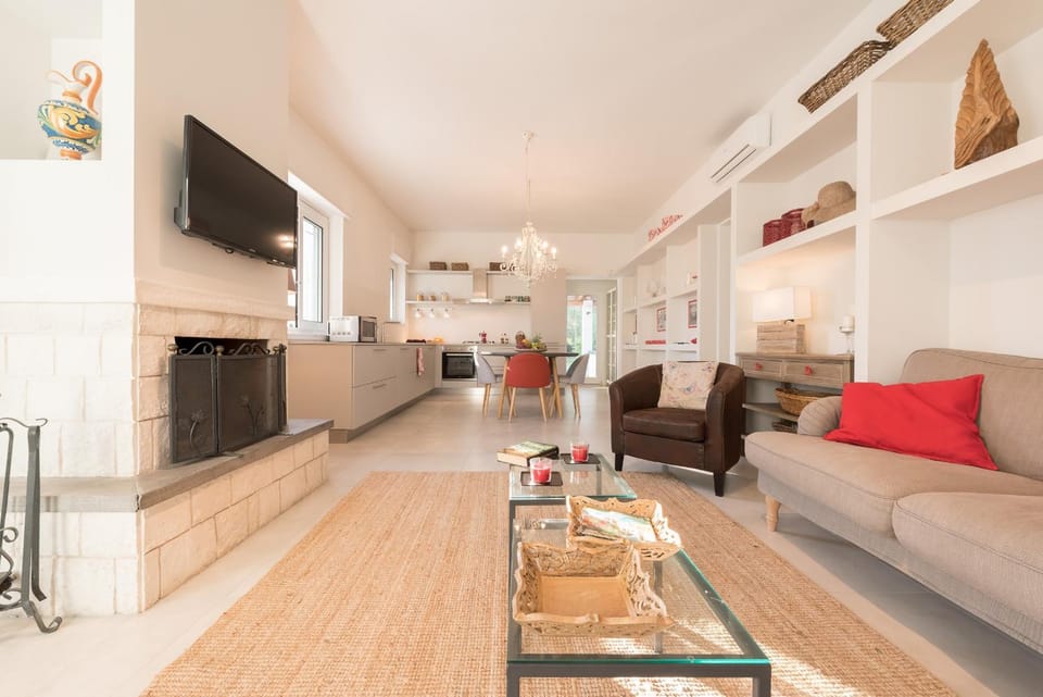 Communal lounge/ TV room, Kitchen or kitchenette, Living room, Other, Seating area, Dining area