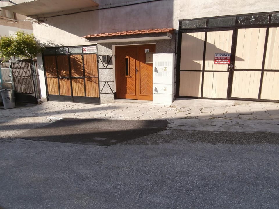 Property building, Facade/entrance, Day