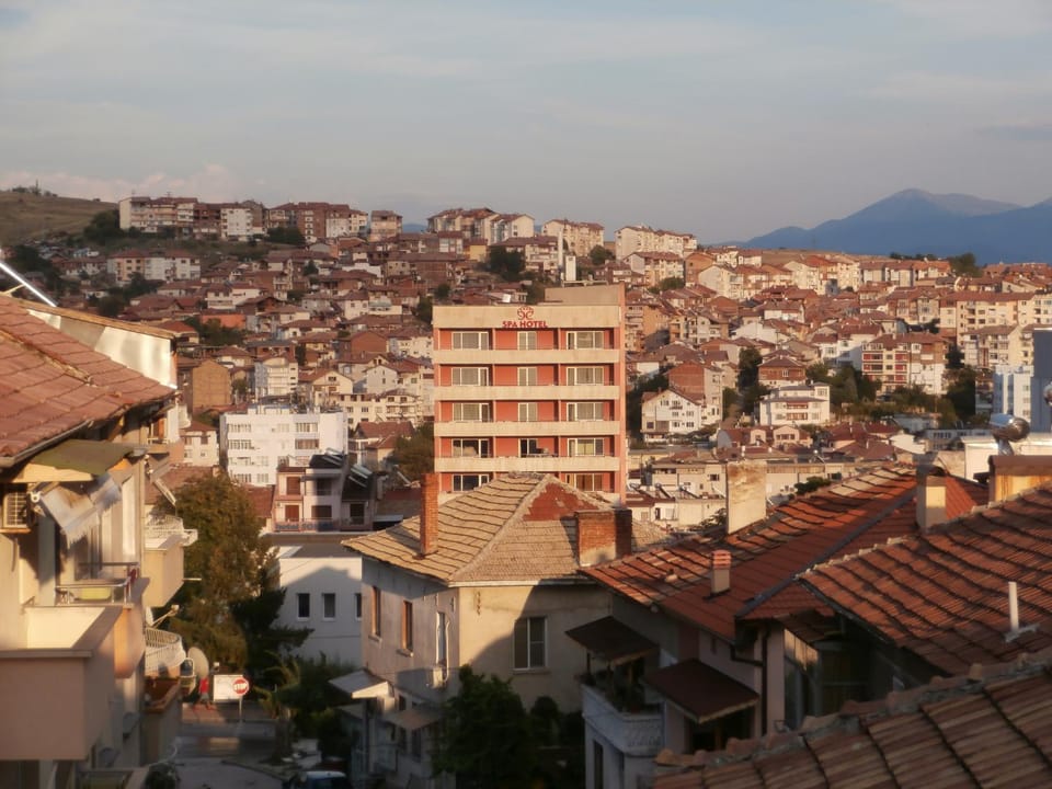 Restaurant/places to eat, Day, Neighbourhood, Bird's eye view, Casino, Nightclub / DJ, Spa and wellness centre/facilities, Evening entertainment, City view, Mountain view, Street view, Shopping Area, Sports, Entertainment