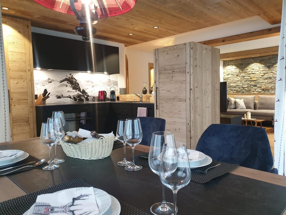 Kitchen or kitchenette, Seating area