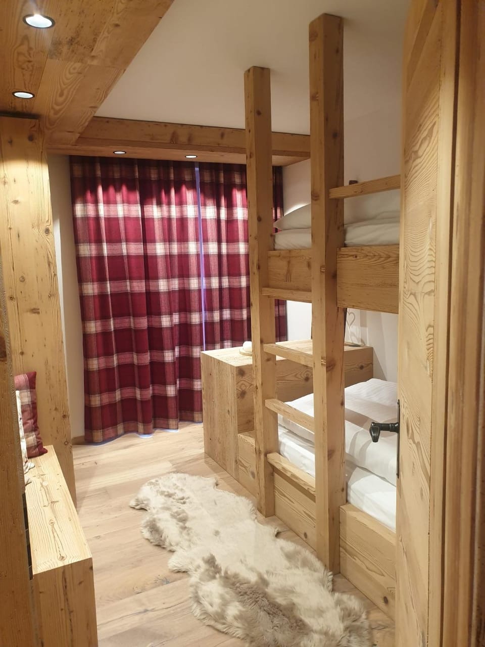 Bedroom, bunk bed