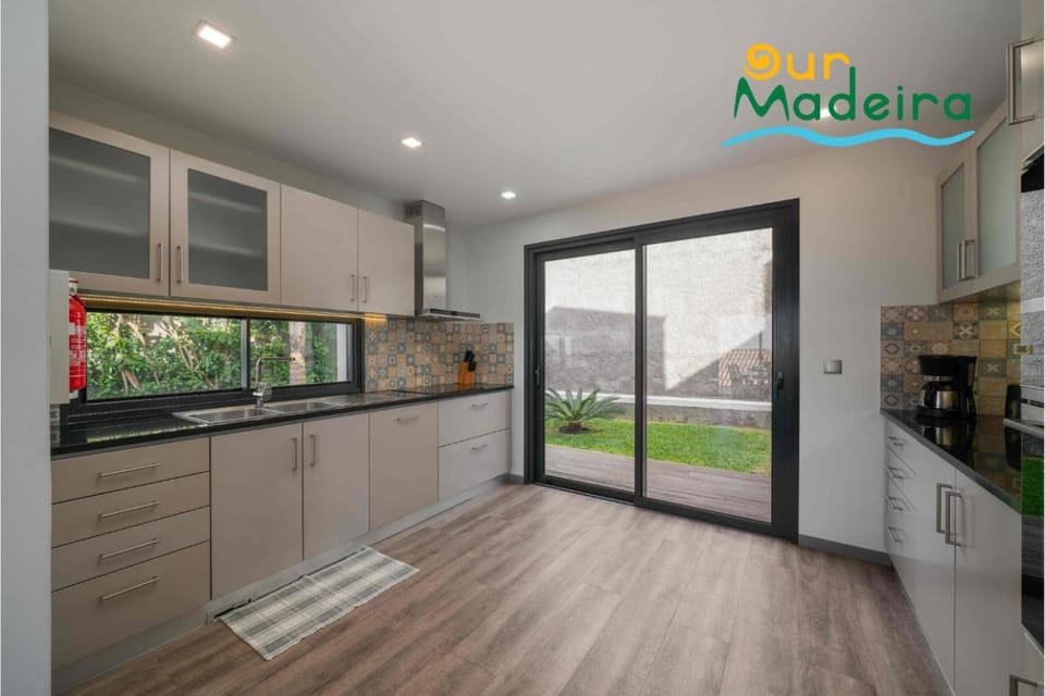Kitchen or kitchenette, dishwasher, minibar, oven, stove