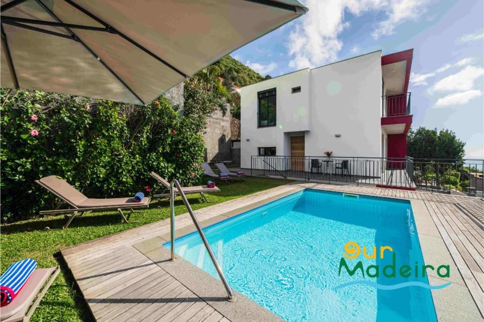 Property building, Patio, Day, Pool view, Swimming pool, sunbed