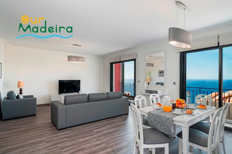 Communal lounge/ TV room, Natural landscape, TV and multimedia, Living room, Seating area, Dining area, Evening entertainment, Sea view