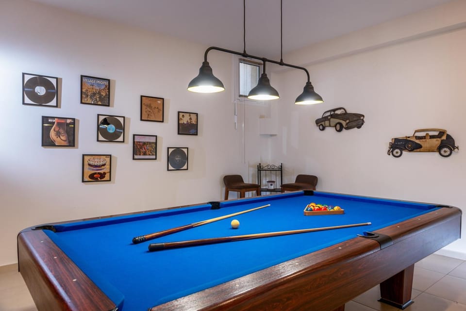 Billiard, Game Room