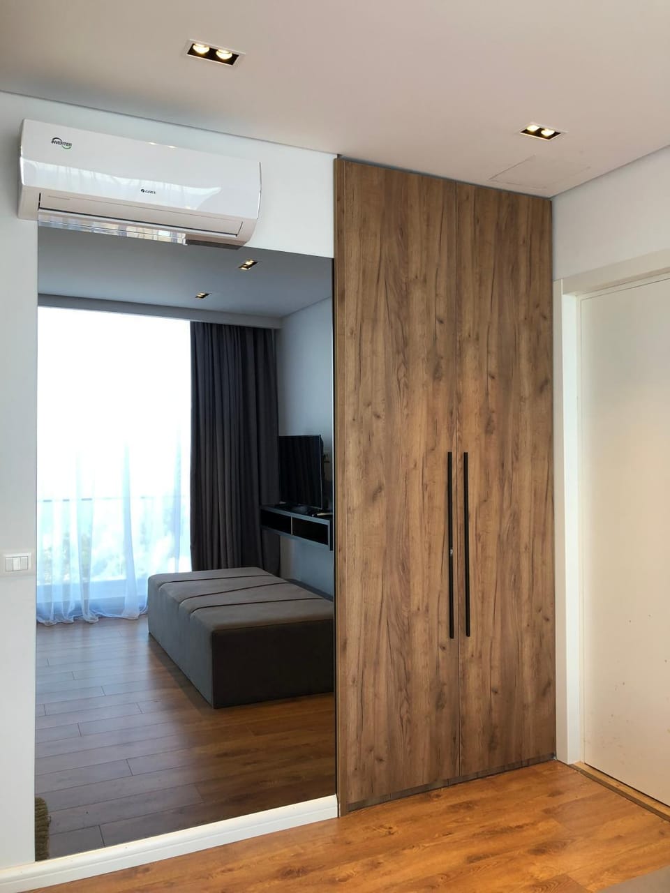 Communal lounge/ TV room, Balcony/Terrace, oven, wardrobe, air conditioner