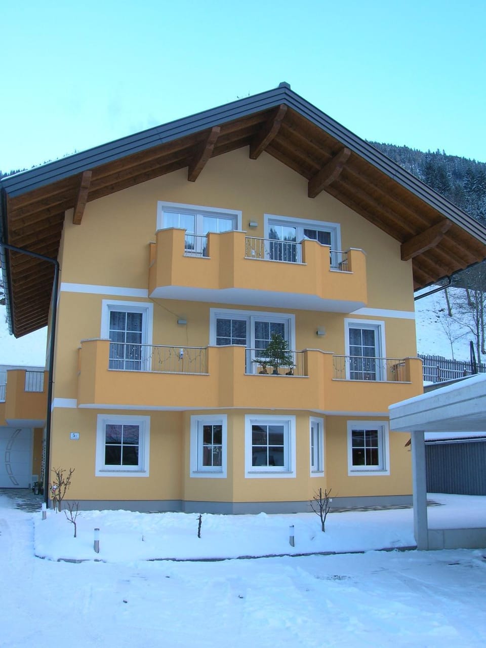 Facade/entrance, Winter