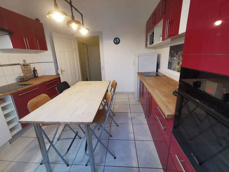 Kitchen or kitchenette, Dining area