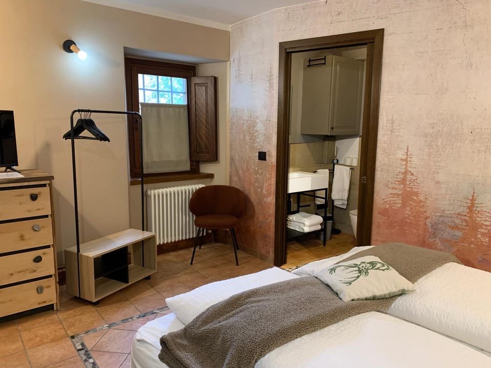 Bed, Bathroom, Photo of the whole room, Bedroom, towels