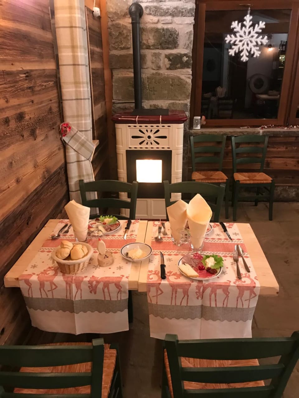Restaurant/places to eat, Food and drinks, Decorative detail, Buffet breakfast