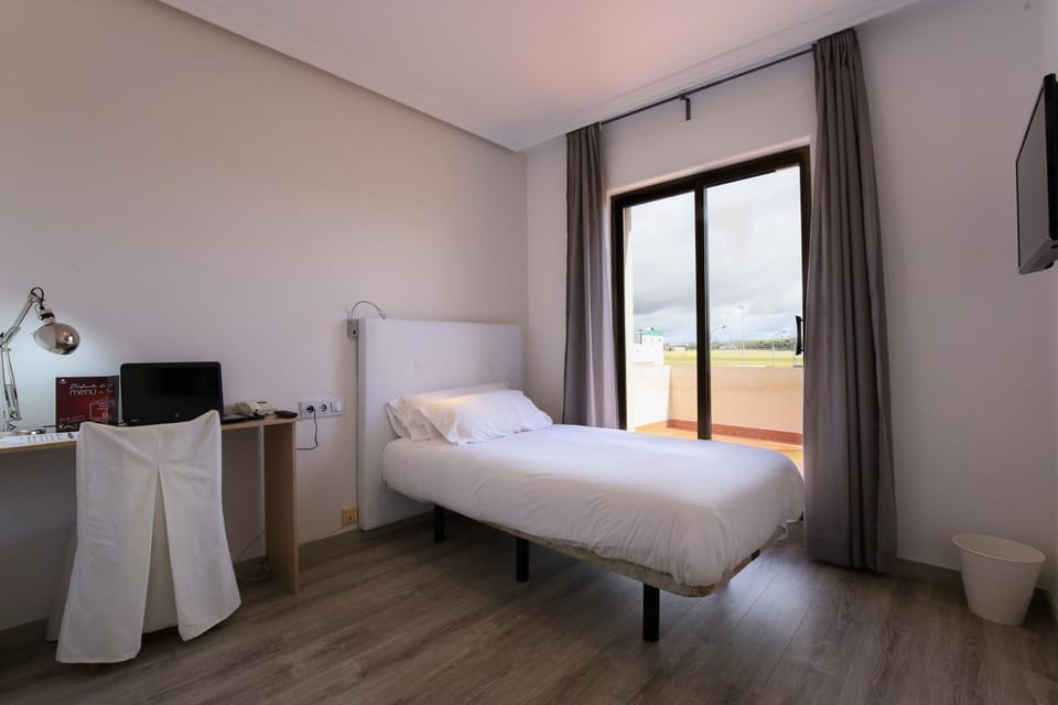 Bed, Bedroom, On site, Pool view