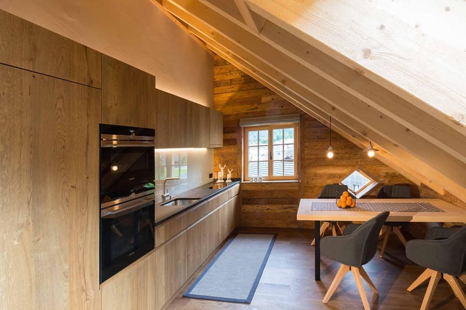 Kitchen or kitchenette, Dining area