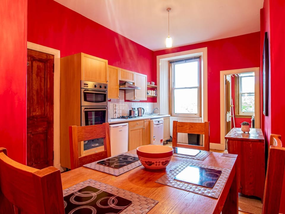 Kitchen or kitchenette, Seating area, Dining area