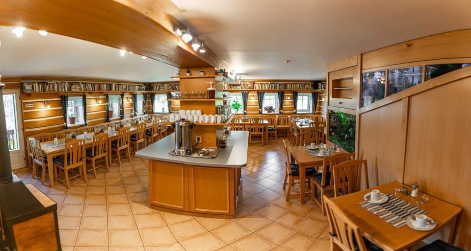 Restaurant/places to eat, Restaurant/places to eat, Buffet breakfast