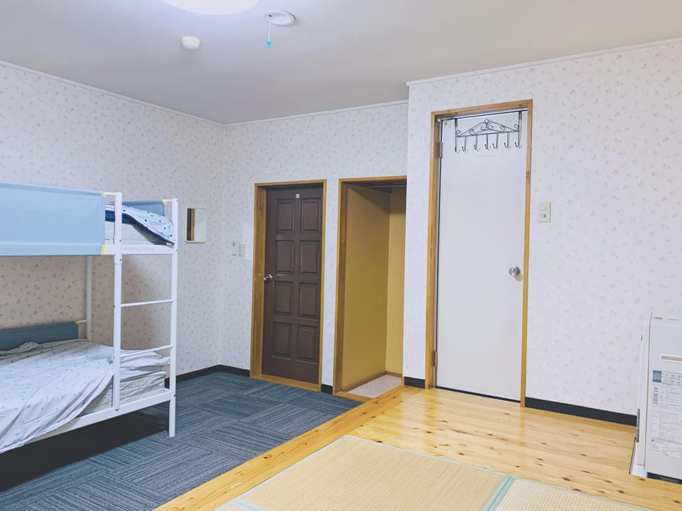 Bedroom, bunk bed