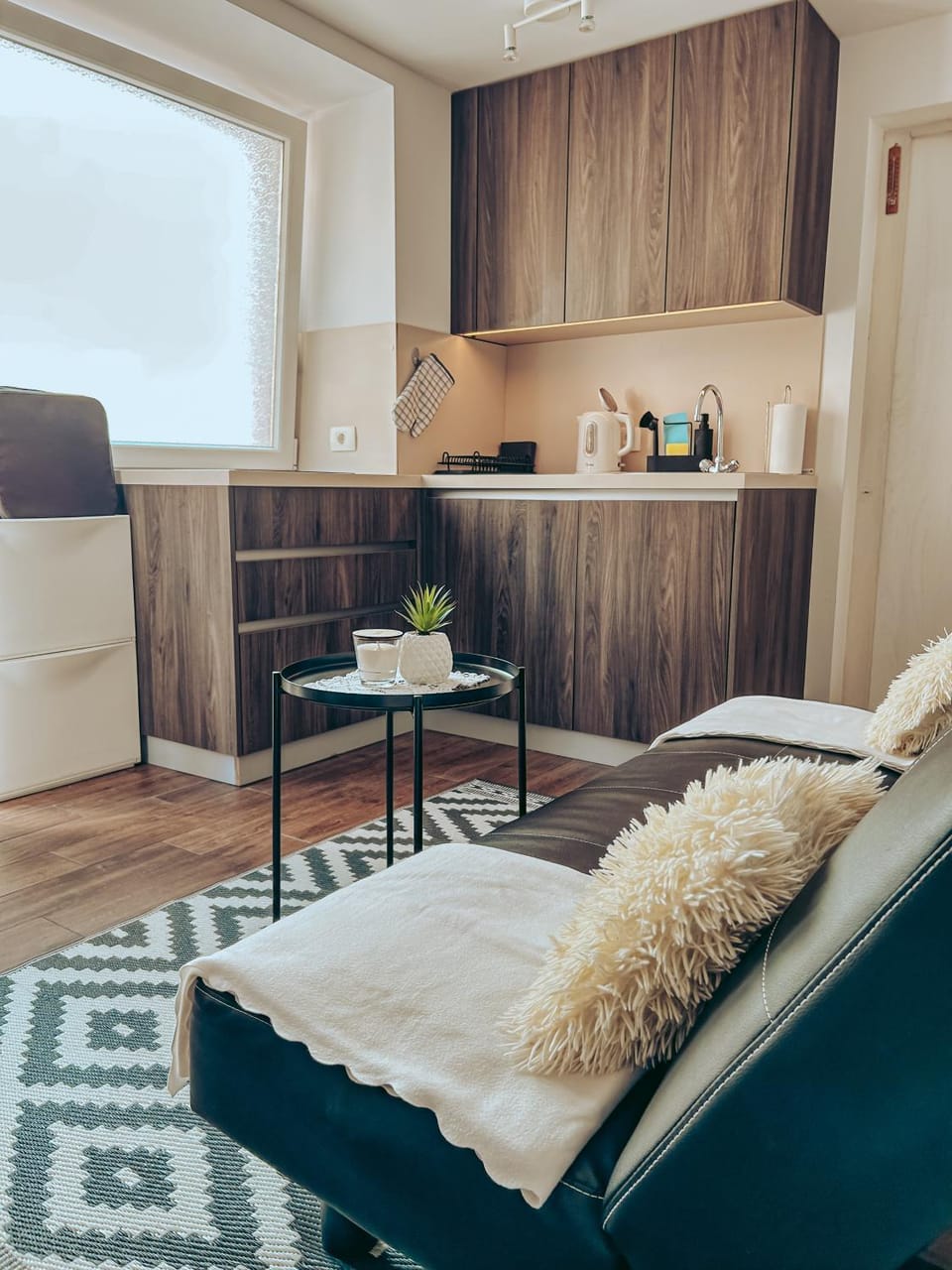 Kitchen or kitchenette, Living room, Seating area, Dining area