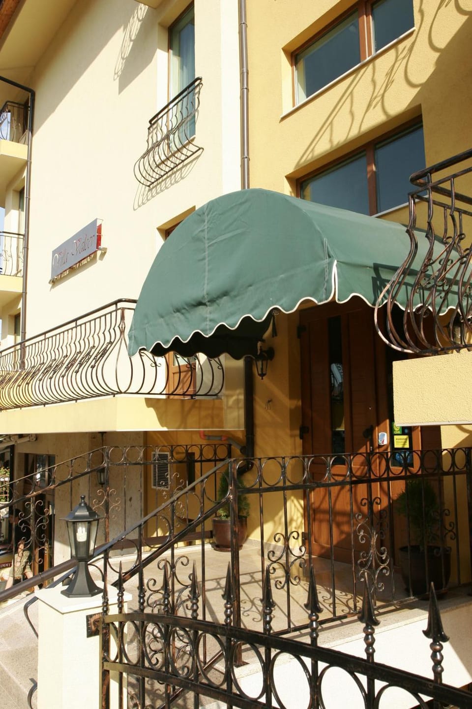 Facade/entrance