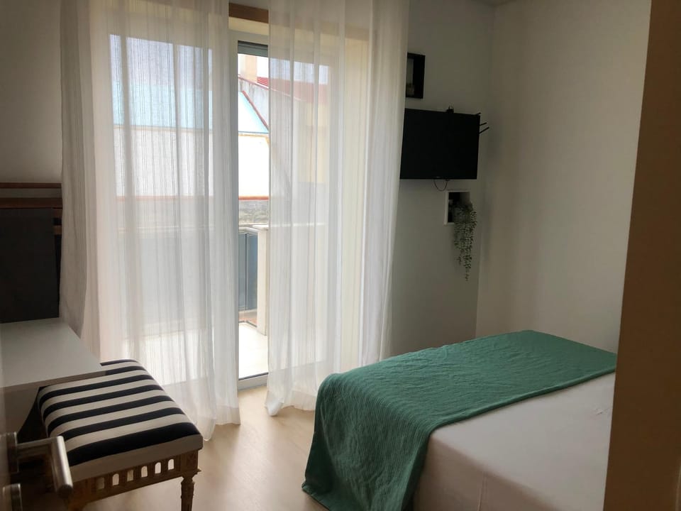 Bed, TV and multimedia, Balcony/Terrace, Photo of the whole room