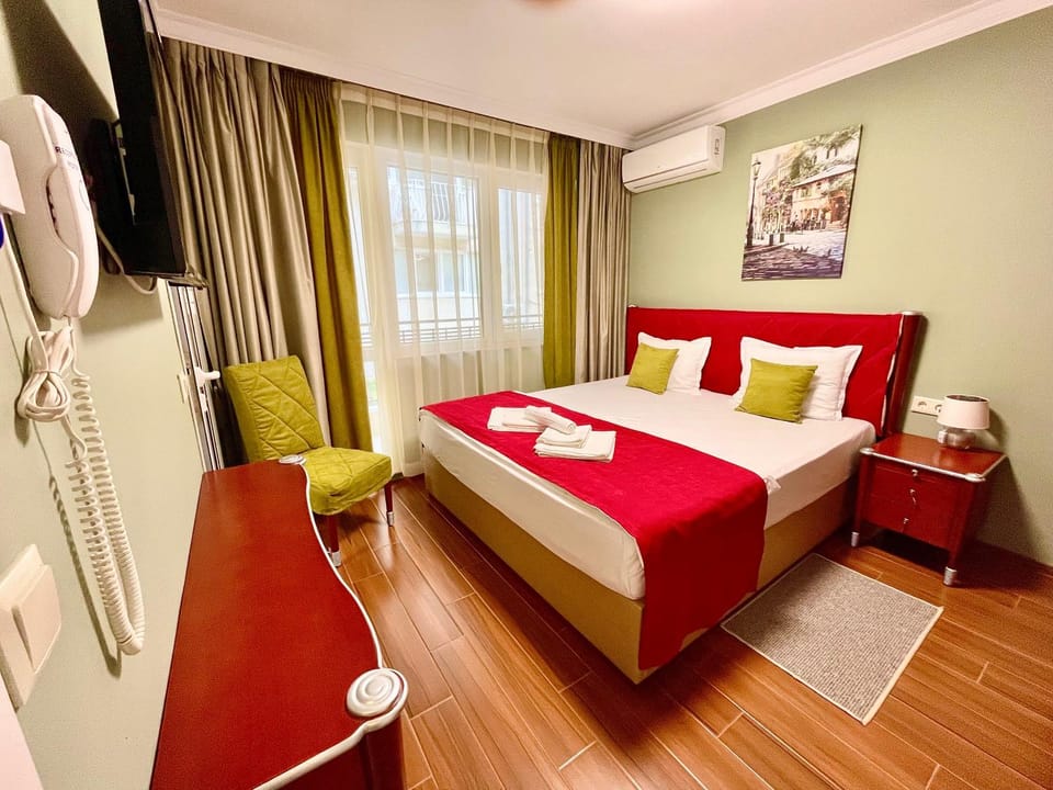Bed, TV and multimedia, Photo of the whole room, Decorative detail, Decorative detail, Bedroom, towels, air conditioner