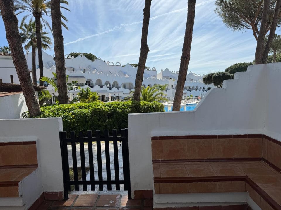 Pool view, Pool view