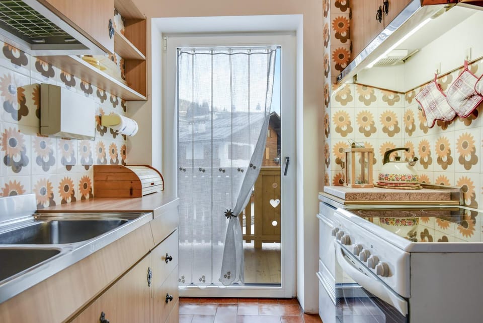 Kitchen or kitchenette, Living room