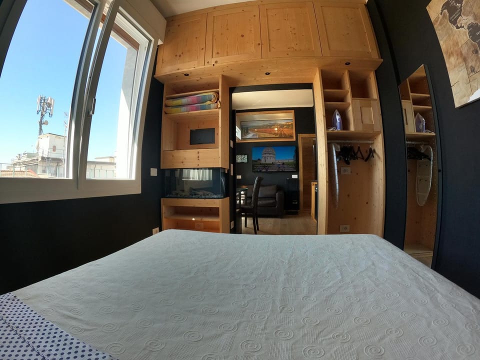 Bed, View (from property/room), Photo of the whole room, Bedroom, Area and facilities, furniture, hair dresser, safe, wardrobe