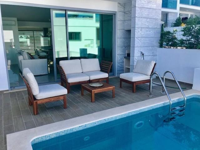 Patio, Swimming pool, sunbed