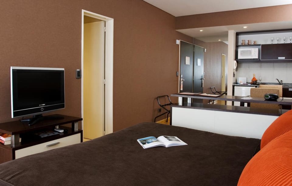 Bed, TV and multimedia, Photo of the whole room