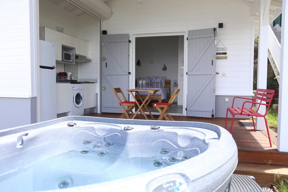 Patio, Bed, Hot Tub, Coffee/tea facilities, View (from property/room), Kitchen or kitchenette, Spa and wellness centre/facilities, Dining area, Bedroom, Meals, stove, toaster, washing machine