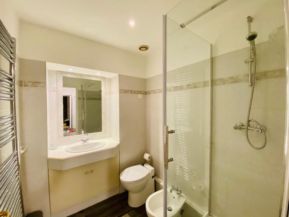 Shower, Toilet, Bathroom, bidet, towels