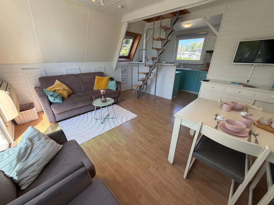 TV and multimedia, Seating area, Dining area
