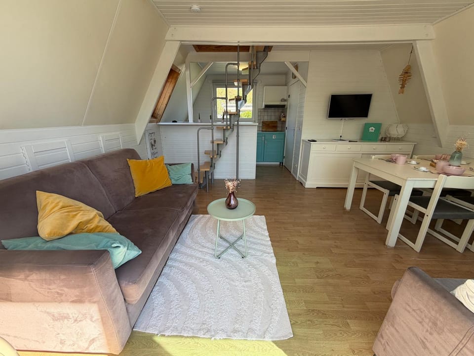 TV and multimedia, Seating area, Dining area