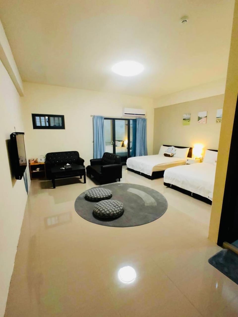 Bed, TV and multimedia, Living room, Photo of the whole room, Seating area, Bedroom