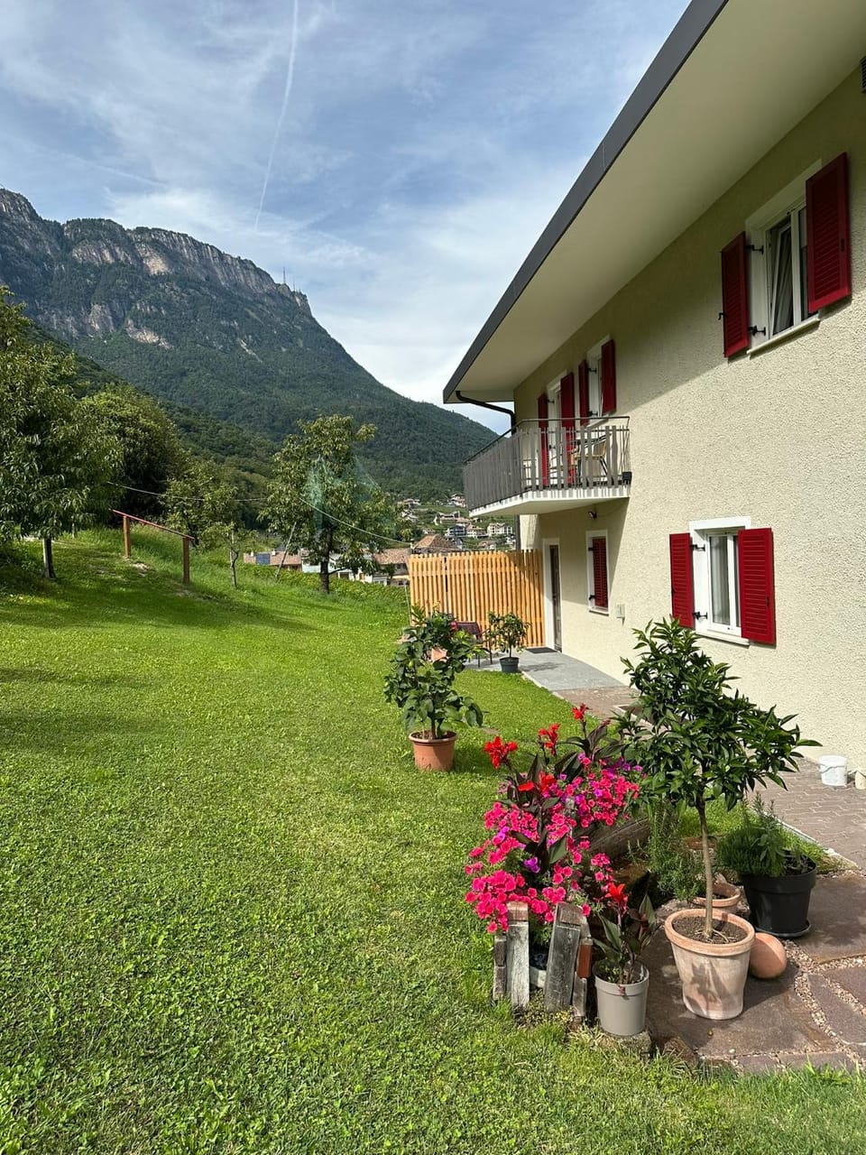Facade/entrance, Garden, Garden view, Mountain view