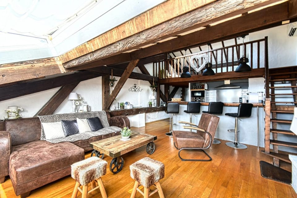 Kitchen or kitchenette, Living room, Seating area, Dining area
