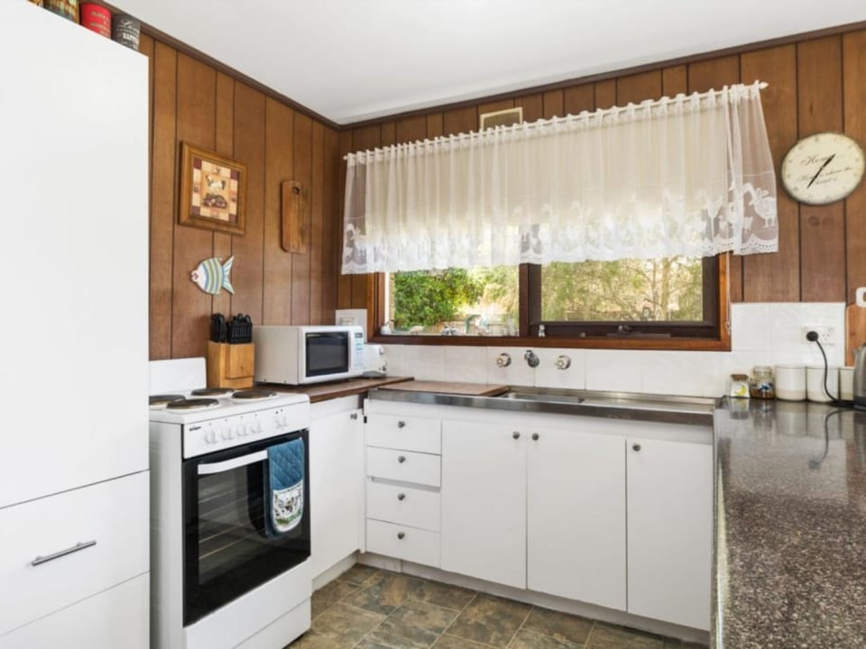 Raymond Coastal Cottage House in Melbourne