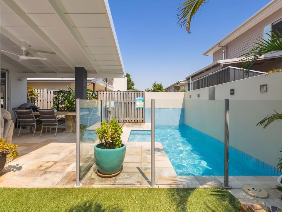Property building, Patio, Day, View (from property/room), Balcony/Terrace, Pool view, Swimming pool, sunbed