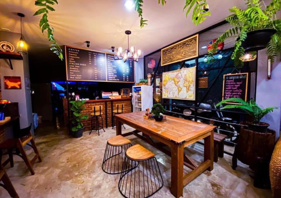 Restaurant/places to eat, Lounge or bar, Non alcoholic drinks