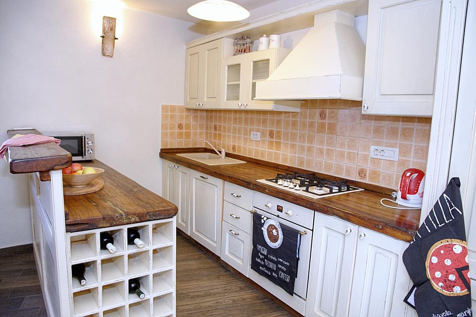 Kitchen or kitchenette, minibar