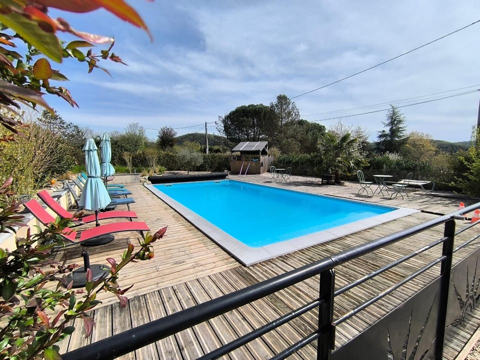 Swimming pool, sunbed