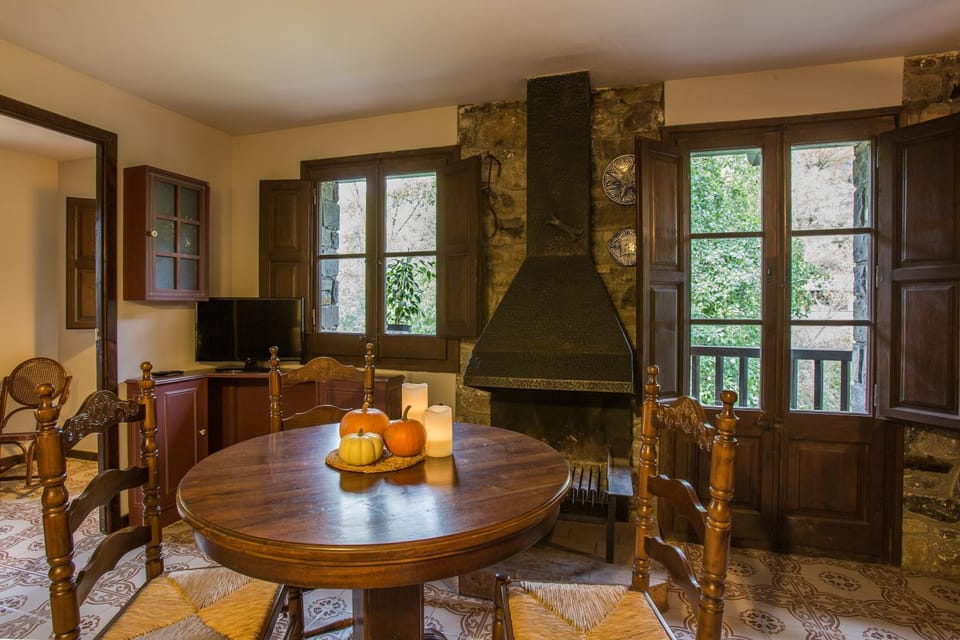 Nearby landmark, People, Natural landscape, Living room, Seating area, Dining area, Family