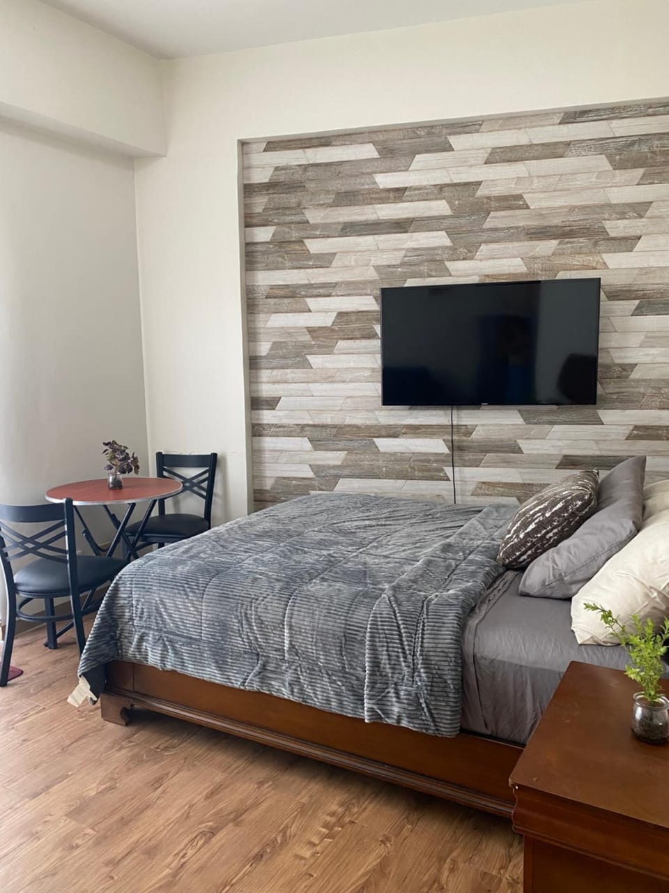 Bed, TV and multimedia, Seating area