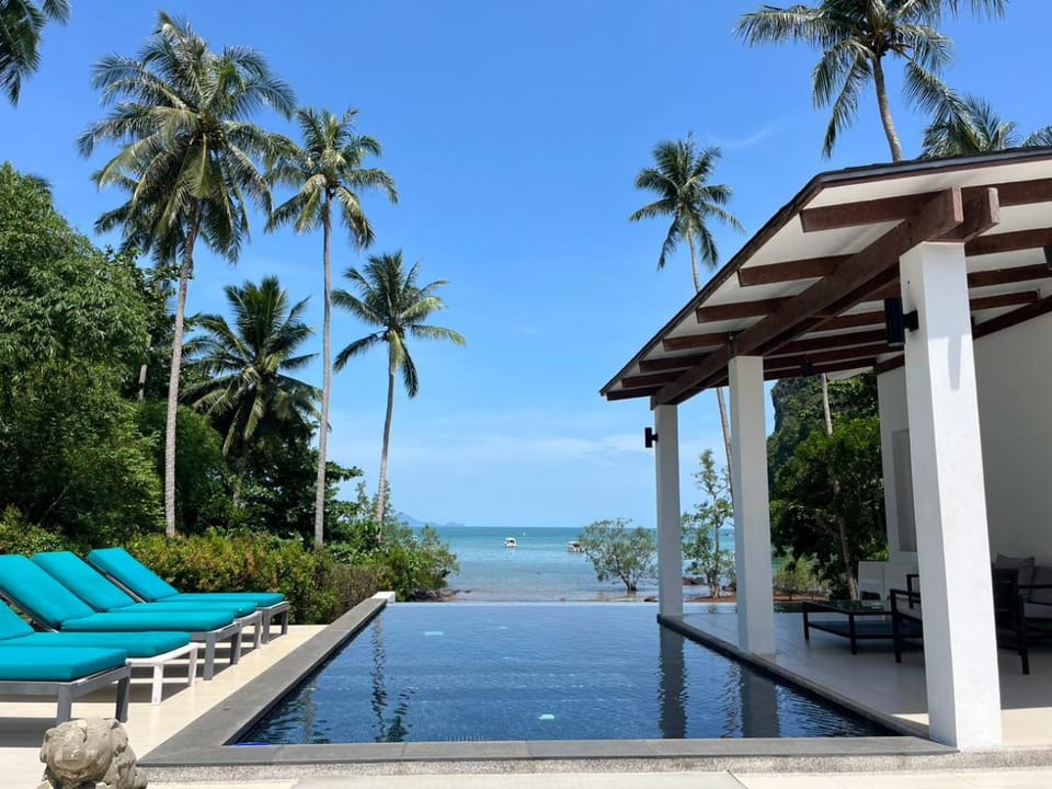 Sea view, Swimming pool, sunbed