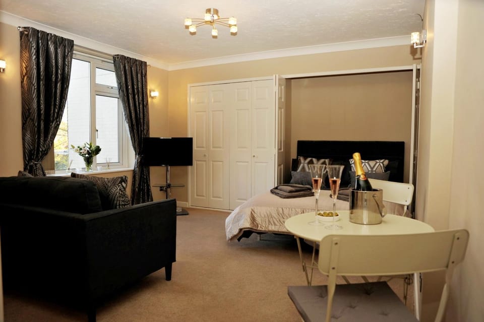 Living room, Seating area, Dining area, Drinks, Alcoholic drinks