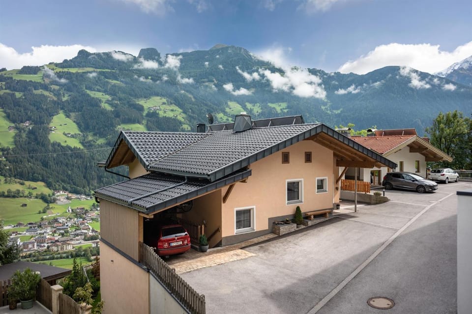Property building, Neighbourhood, Mountain view