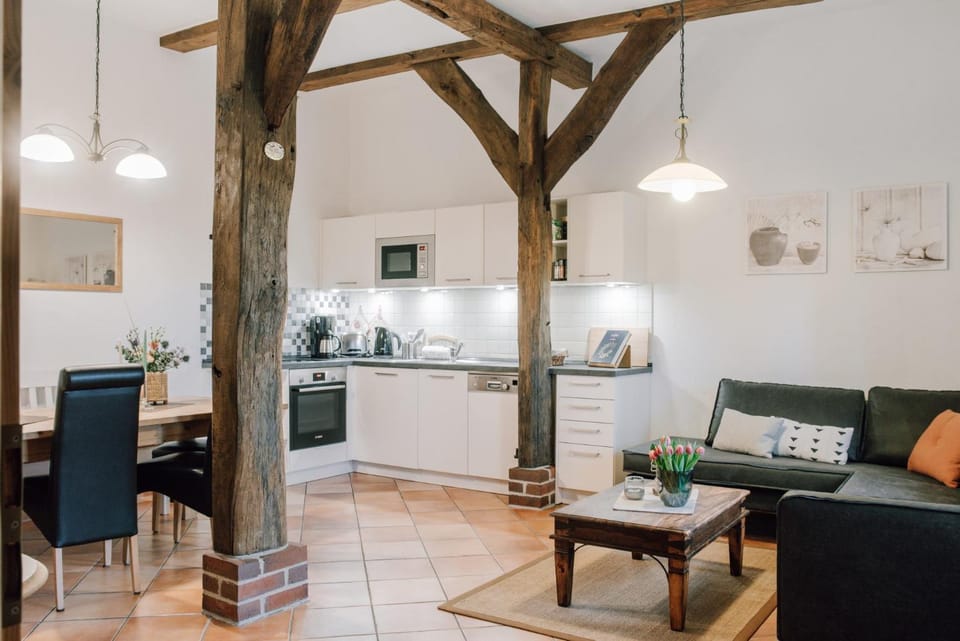 Kitchen or kitchenette, Living room, Seating area, Dining area