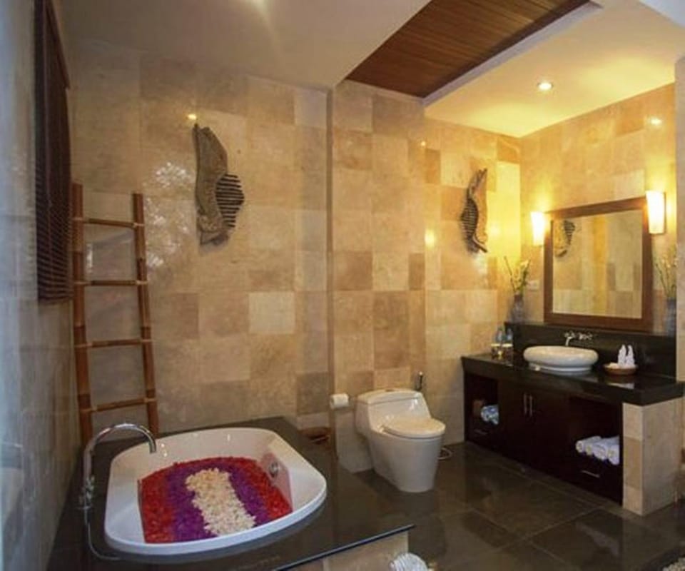 Shower, Toilet, Bathroom, Seating area, Area and facilities